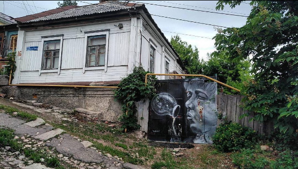 Необычное граффити на старом доме в Воронеже вызвало негодование в Сети