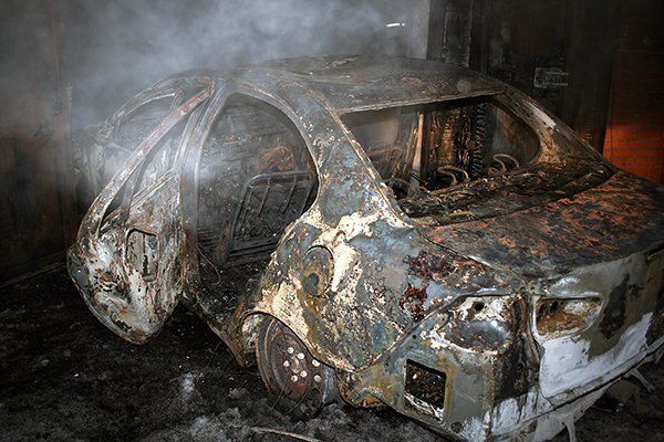 В Воронеже неизвестные подожгли автомобиль одного из топ-менеджеров ООО «ЛОС»