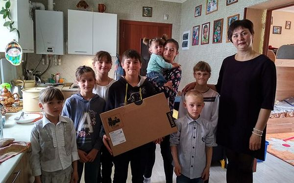 Один ноутбук на 8 детей подарил нуждающейся семье спикер горДумы Ходырев