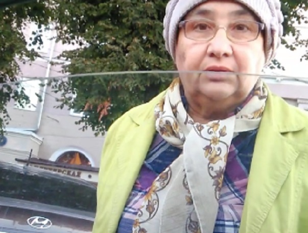 Воронежцев предупредили о пенсионерке, забирающейся в машины в пробке