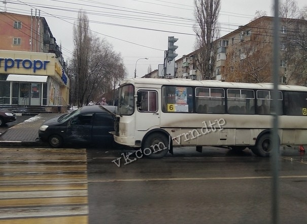 Маршрутка уничтожила легковушку на перекрестке в Воронеже