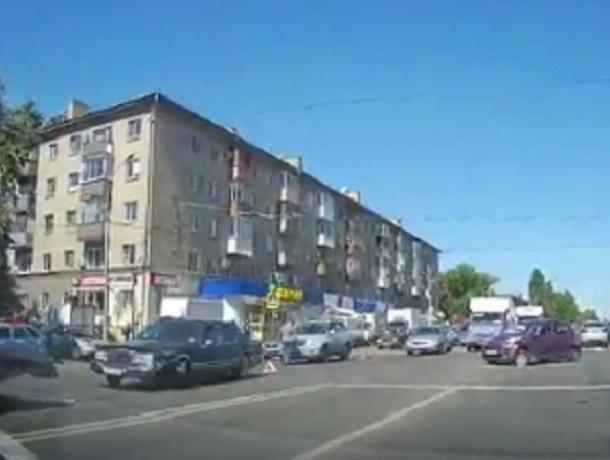 Разбитый букашкой шикарный Lincoln сняли на видео в Воронеже