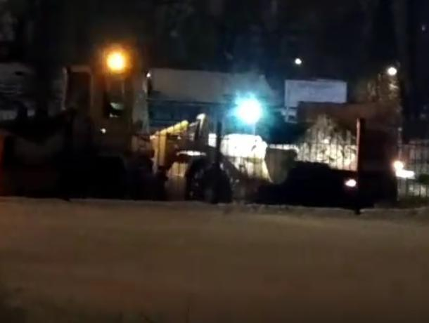 На видео попало, как снегоуборщик выталкивал ковшом КАМАЗ в Воронеже