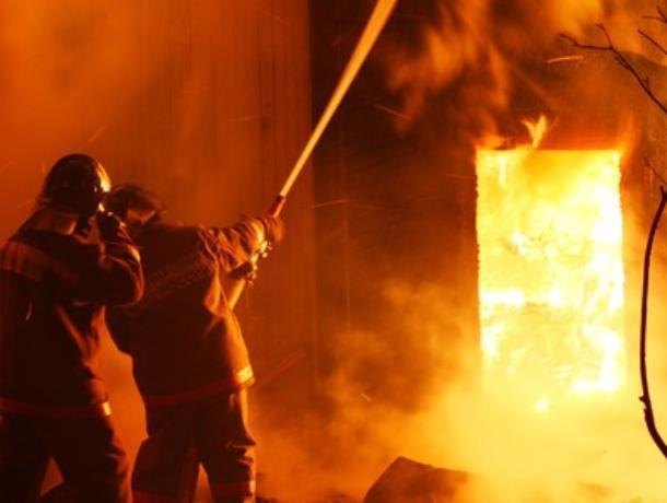 Горящую баню в Воронежской области тушили 7 пожарных