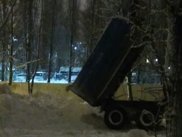 В Воронеже неизвестные грузовики сваливают снег во дворы домов