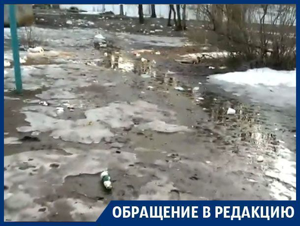 На юго-западе Воронежа дети гуляют во дворе, превратившемся в свалку