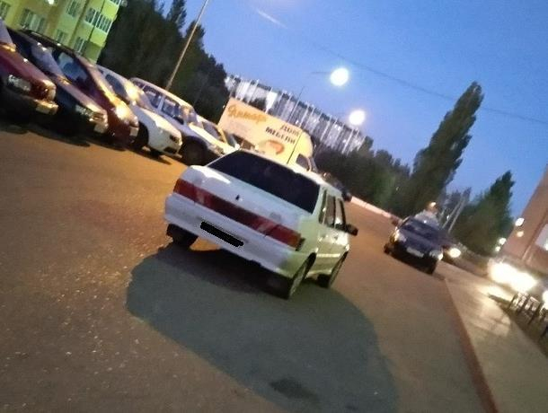 Воронежцы оправдали одинокую парковку ВАЗ на дороге