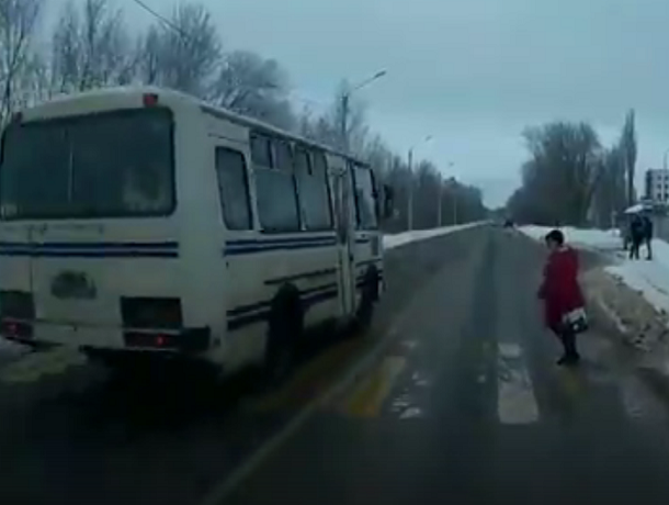 Бешеный ПАЗик промчался перед пешеходом по встречке в Воронеже