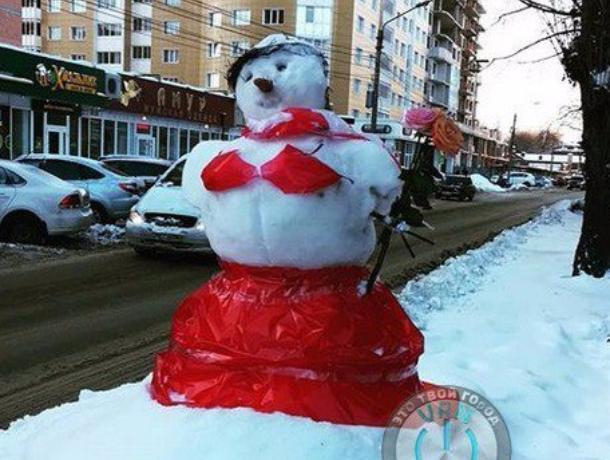 Снежную бабу в красном купальнике сфотографировали в Воронеже
