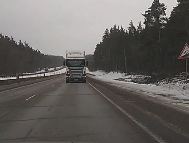На видео сняли, как грузовик едет задом 80 км/ч по воронежской трассе