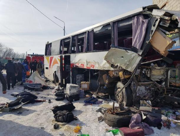 Пострадавшего в столкновении автобуса и грузовика доставили в Воронеж вертолетом