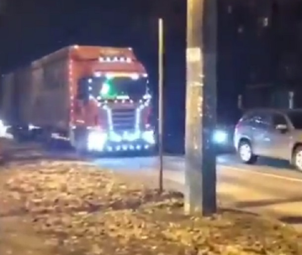 Новогодний грузовик промчался по темному Воронежу
