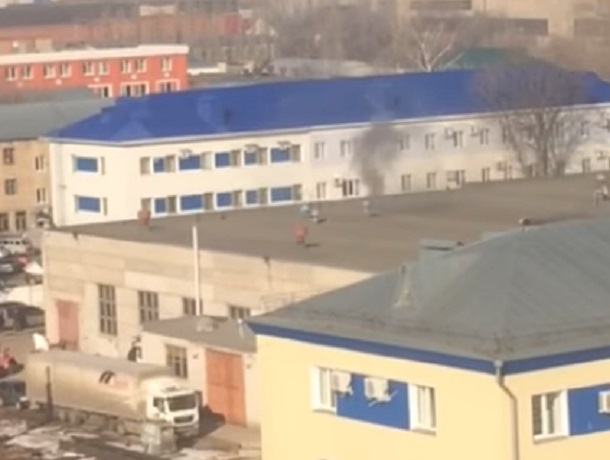 Крупный пожар на складе в Воронеже попал на видео