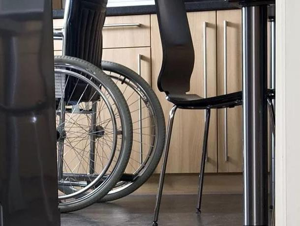 Воронежские инвалиды не могут зайти в общественные здания
