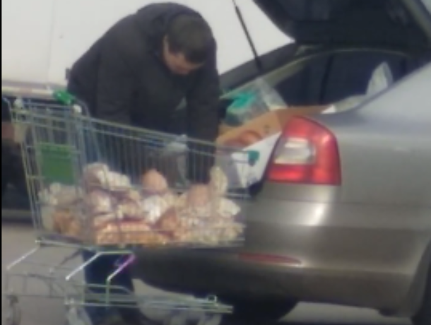 Воронежца с хлебом подловили за странным занятием у машины