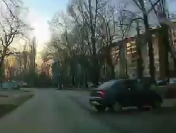 Безумный маневр с выездом на дорогу в Воронеже сняли на видео