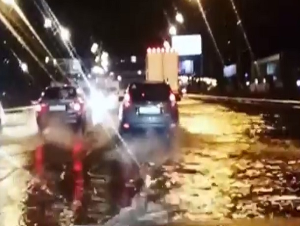 Страшный потоп на окружной в Воронеже попал на видео
