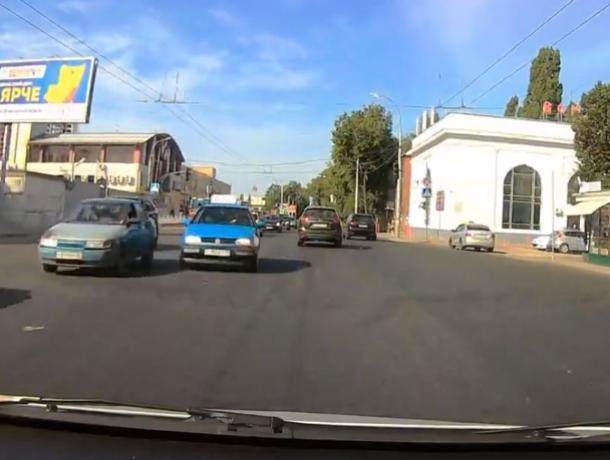 Воронежские автомобилисты чуть не устроили ДТП из-за отсутствия разметки