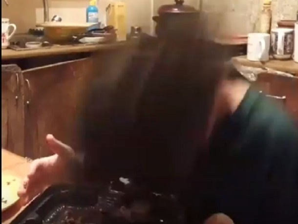 Бьющуюся головой об торт девушку сняли на видео в Воронеже