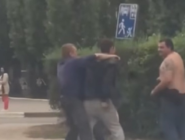 Нелепая драка мужчин попала на видео в Воронеже