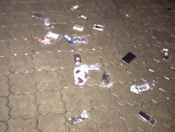 В Воронеже кто-то щедро разбросал по земле телефоны