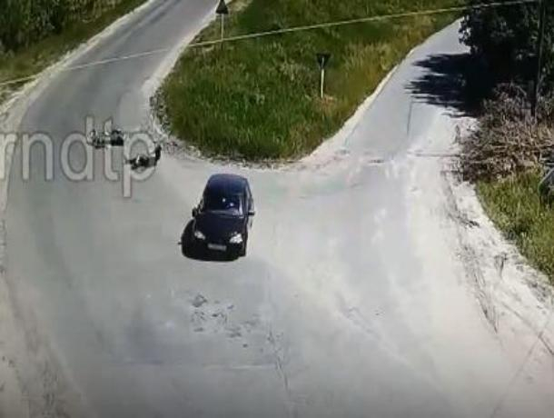 Момент странного ДТП LADA и мотоцикла попал на видео под Воронежем