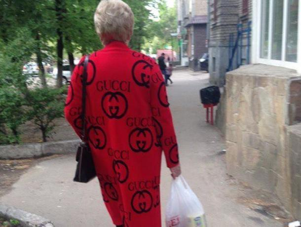 Стильную бабушку в Gucci сняли на улице Воронежа