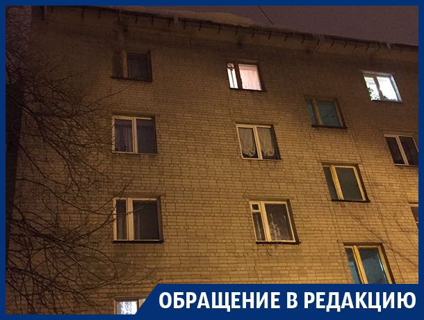 Ужасные глыбы нависли над детским центром в Воронеже