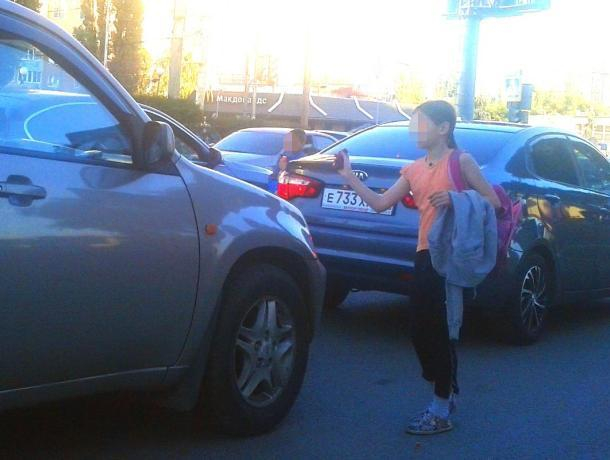 Воронежских автомобилистов шокировали побирающиеся школьники
