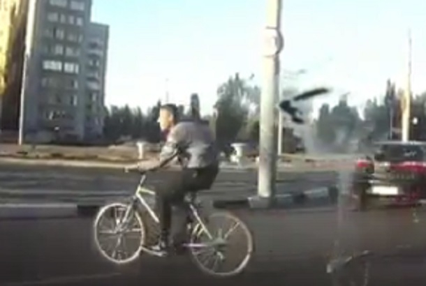 Живой труп на велосипеде сняли на видео в Воронеже