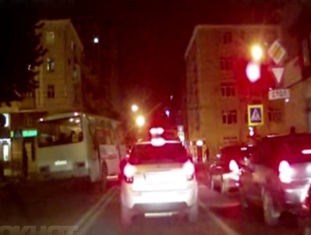 Полицейские нашли маршрутчика, который ездил по встречке в центре Воронежа
