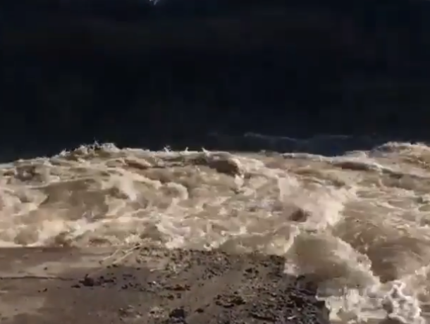 «Горную реку», размывшую асфальт, сняли на видео воронежцы
