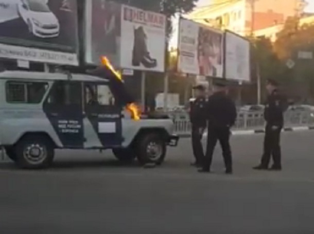 Возгорание полицейской машины сняли на видео в Воронеже