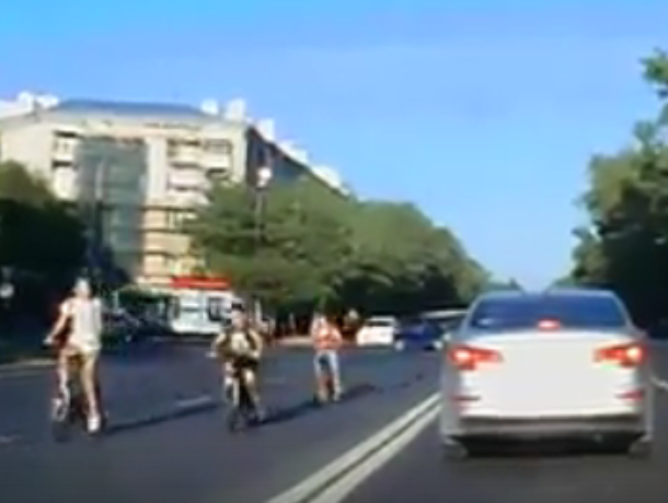 Опасные забавы детей на дороге сняли на Левом берегу Воронежа