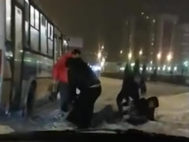 Массовая драка на дороге в Воронеже попала на видео