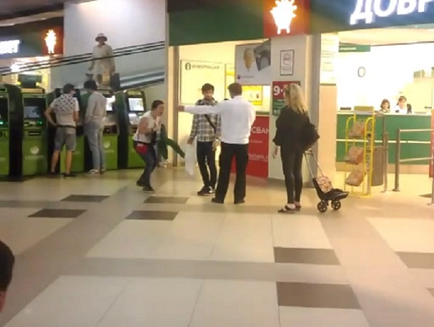 Бесноватую девушку, орущую на охранника ТЦ в Воронеже, сняли на видео