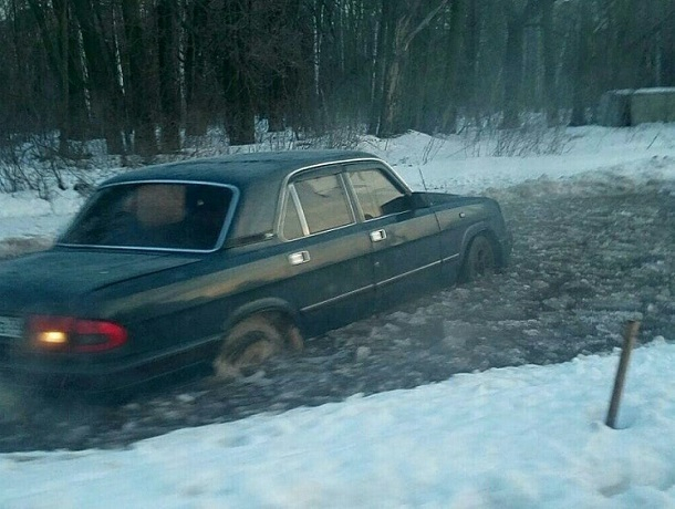 «Волга» ушла под воду со льдом на дороге в Воронеже