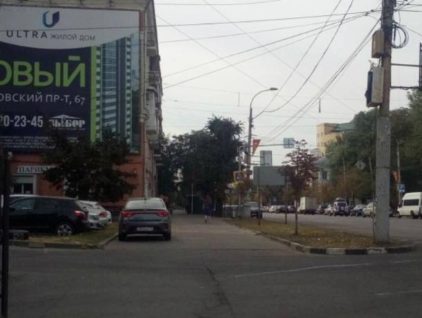 Воронежские автомобилисты устроили парковку на тротуаре в центре города