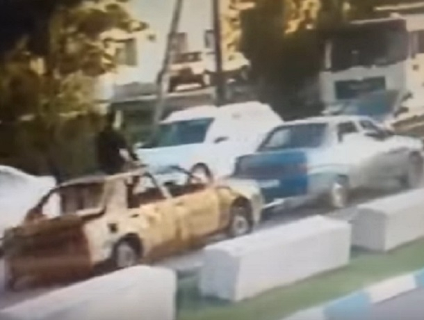 Безумная поездка воронежца на крыше разбитого автомобиля попала на видео