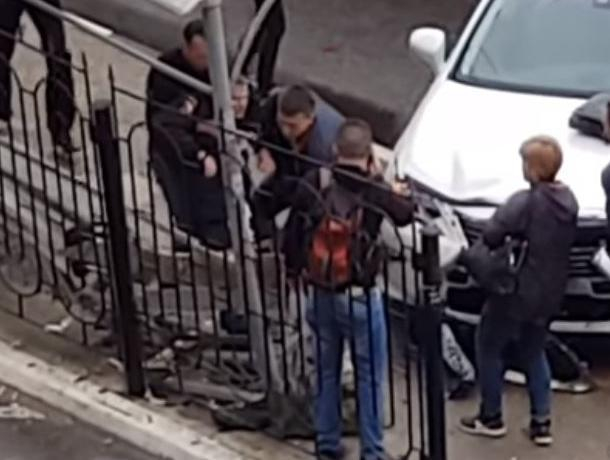 Спасение сбитого Lexus полицейского сняли на видео в Воронеже