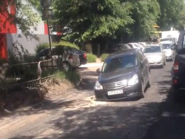 Ловушку для машин, оставленную дорожниками, сняли на видео в Воронеже