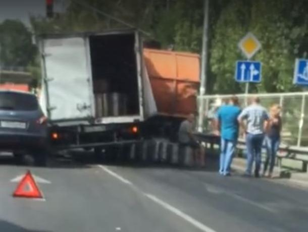 В Воронеже легковушка и МАЗ зажали грузовик с пивом
