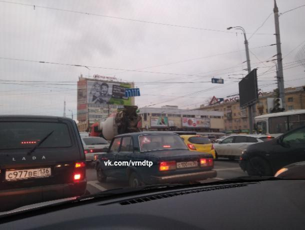Дорожный ад в центре Воронежа устроил неработающий светофор
