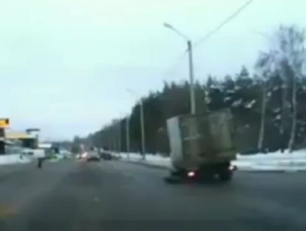 На дороге в Воронеже «Газель» потеряла колеса при движении и попала на видео