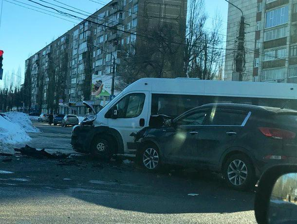 В Воронеже последствия жесткого ДТП с маршруткой попали на видео