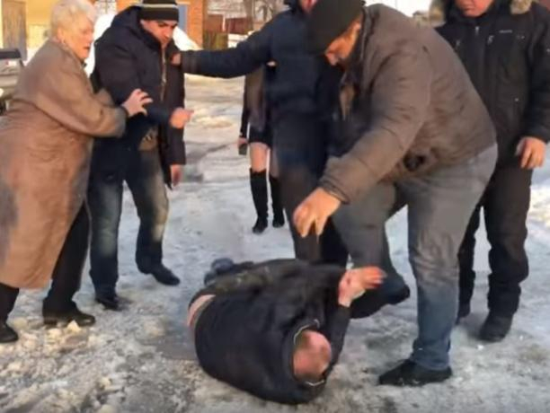 Толпа жестоко избила блогера за дрифт в Воронеже
