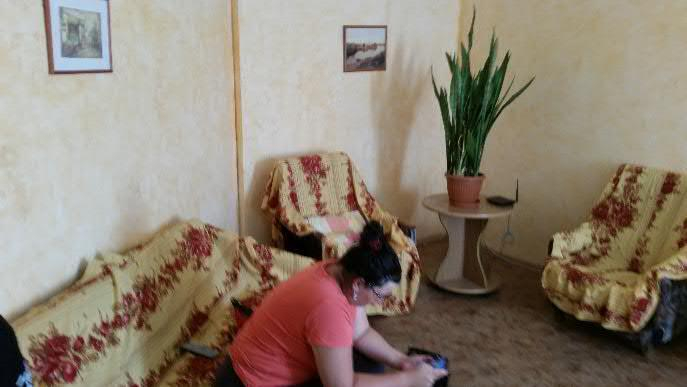 Рой насекомых и мебель с помойки ждали москвичей, которые на сутки остановились в квартире в Воронеже
