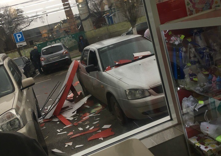 Вывеска от ТЦ «Европа» рухнула на автомобиль в Воронеже