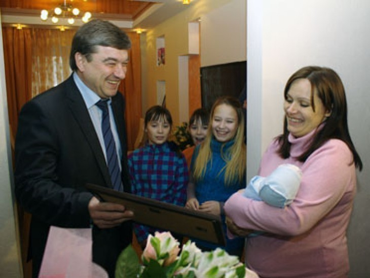 Родителям миллионного жителя подарили 1 млн. рублей и планшетники