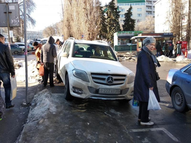 Водителя Mercedes оштрафовали за парковку на «зебре» в центре Воронежа